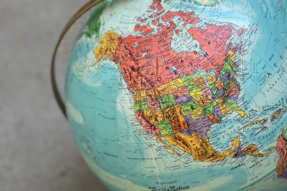Globe terrestre aux couleurs vives, vu de près