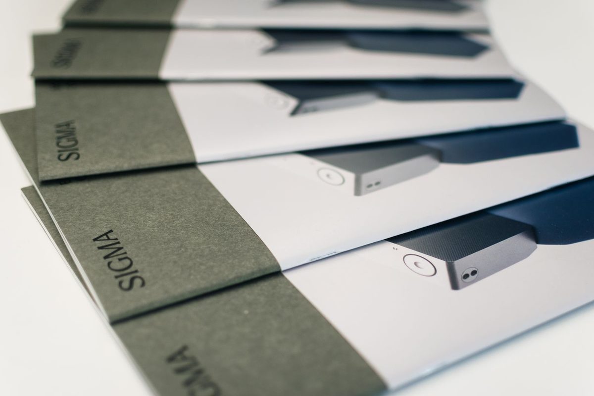 Brochures pliées disposées pour présenter une identité visuelle