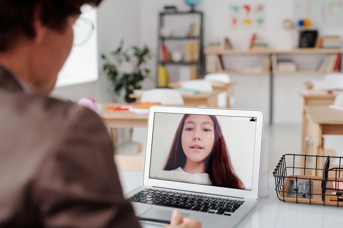 Enseignante donnant un cours en visioconférence sur un ordinateur portable