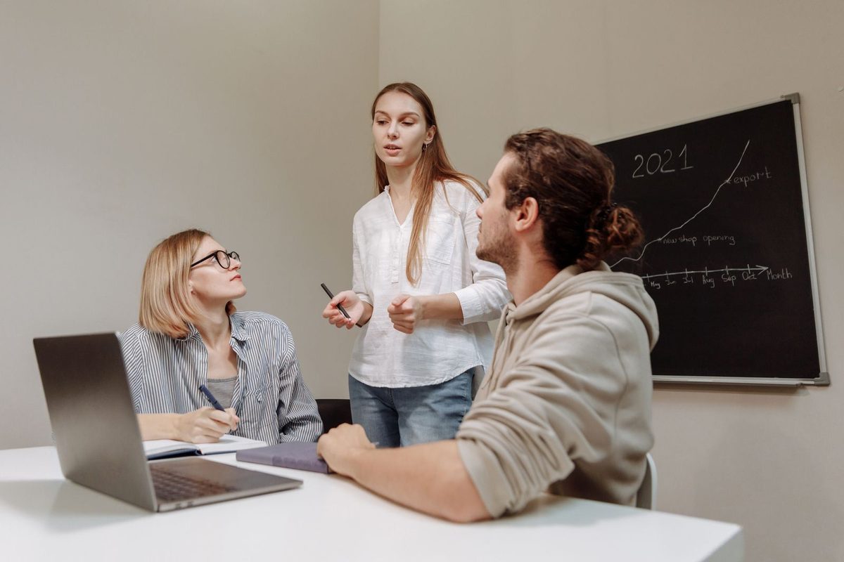 Collegues en discussion autour d'un poste de travail