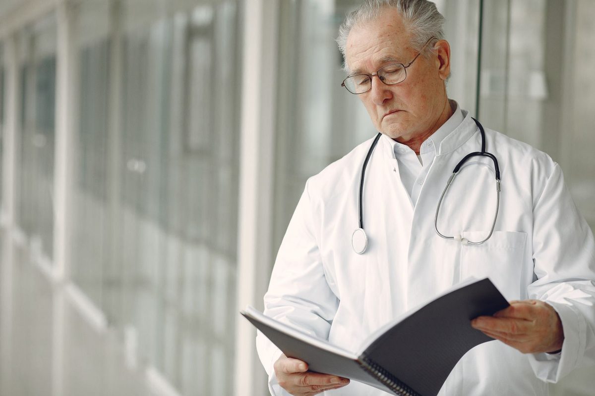 Praticien consultant un dossier dans son bureau