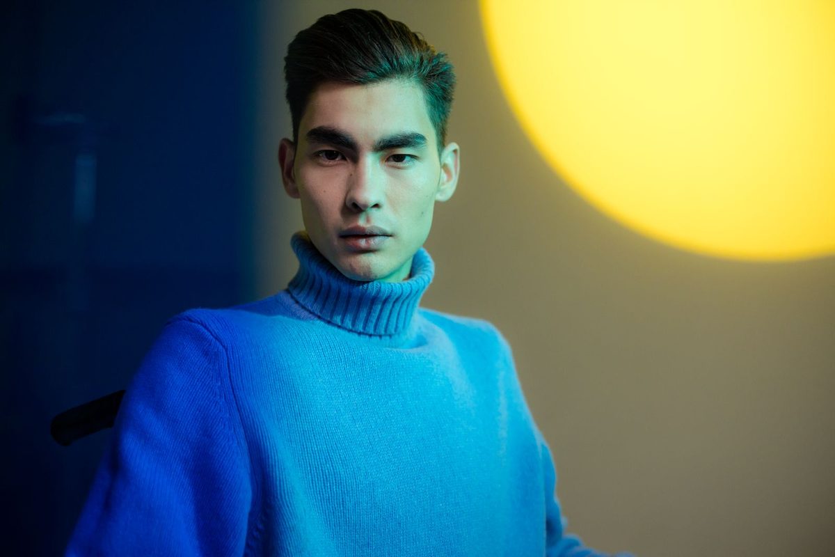 Portrait d'homme en studio, éclairage coloré