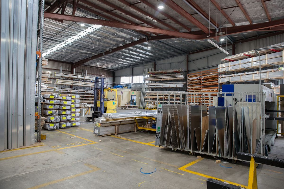 Intérieur d'un atelier industriel avec stockage sur palettes