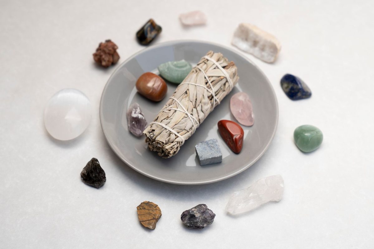 Coupelle de sauge et cristaux disposés pour un rituel