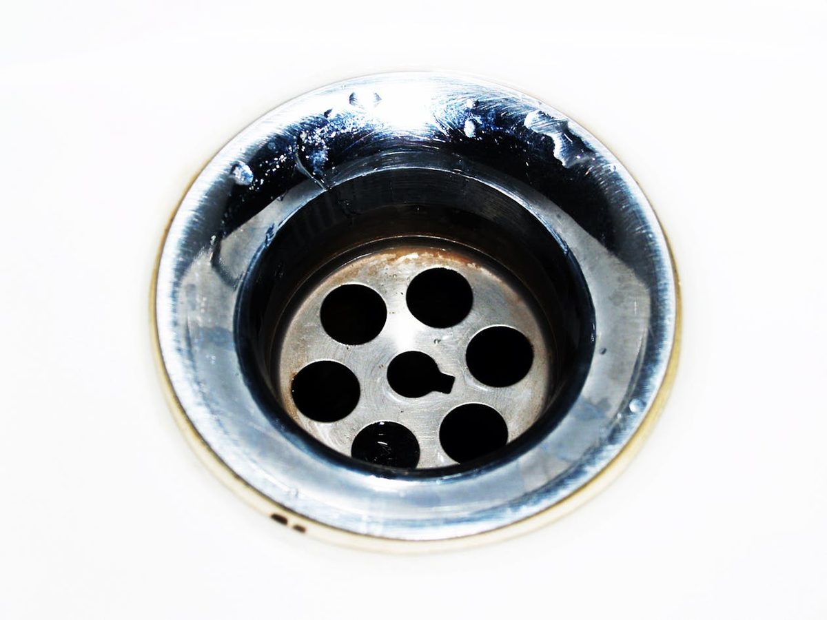 Lavabo de salle de bain vu de dessus avec bonde