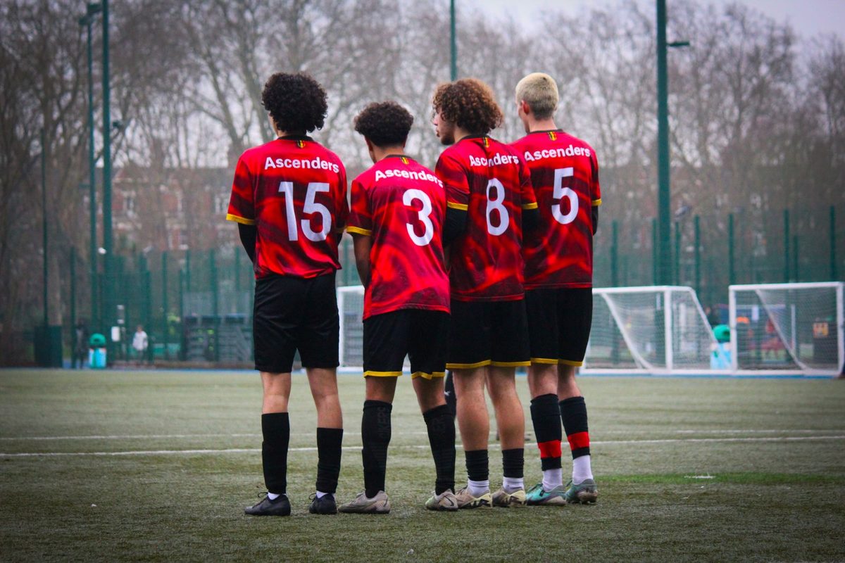 Joueuses de dos alignées sur un terrain, numéros de maillot visibles