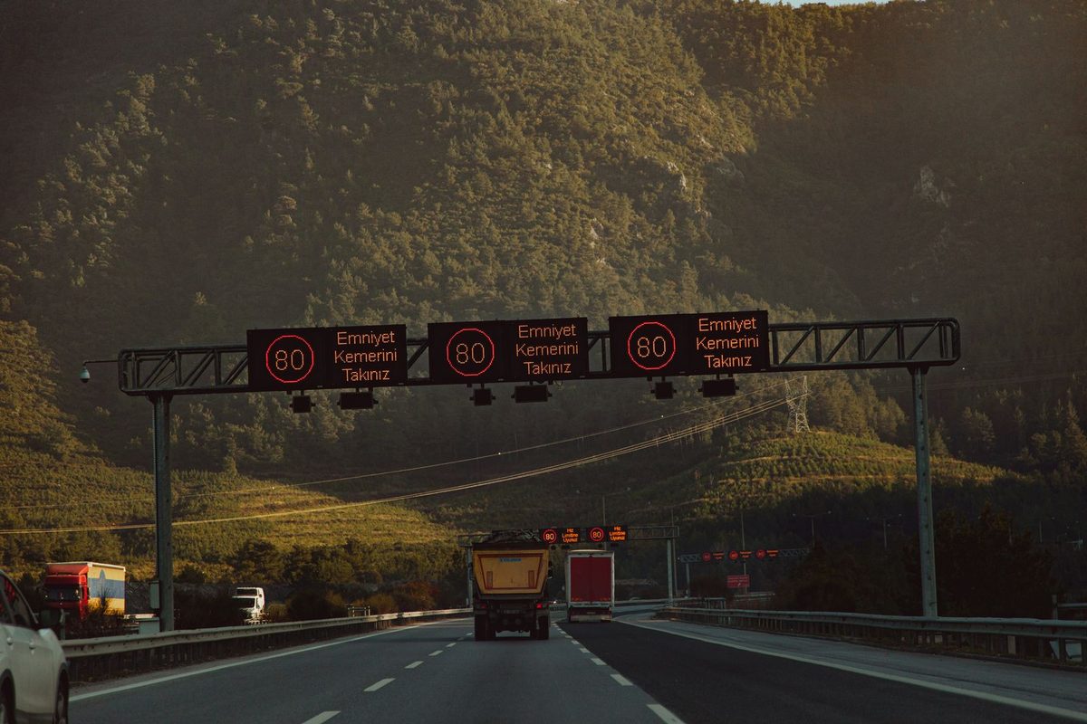 Portique de signalisation indiquant les limitations sur une autoroute