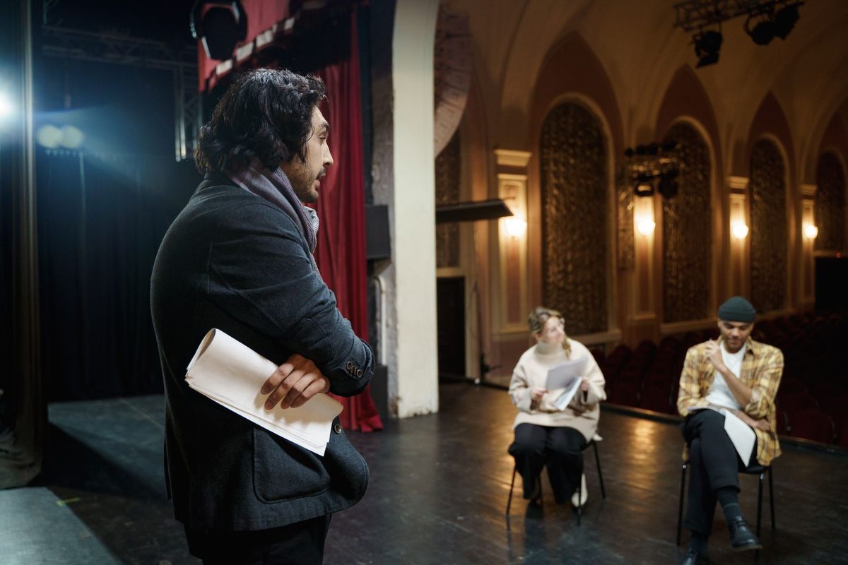 Comédien répétant seul sur la scène d'un théâtre à l'italienne