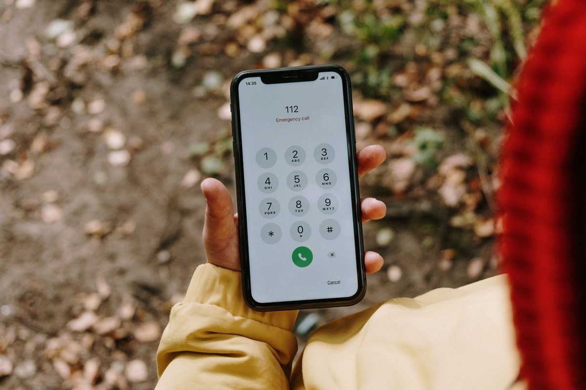Téléphone tenu en main, numéro affiché à l'écran