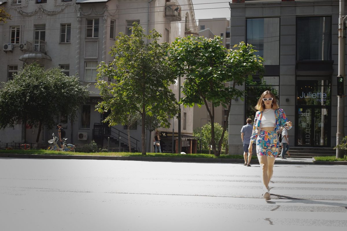Passante en tenue urbaine traversant une rue