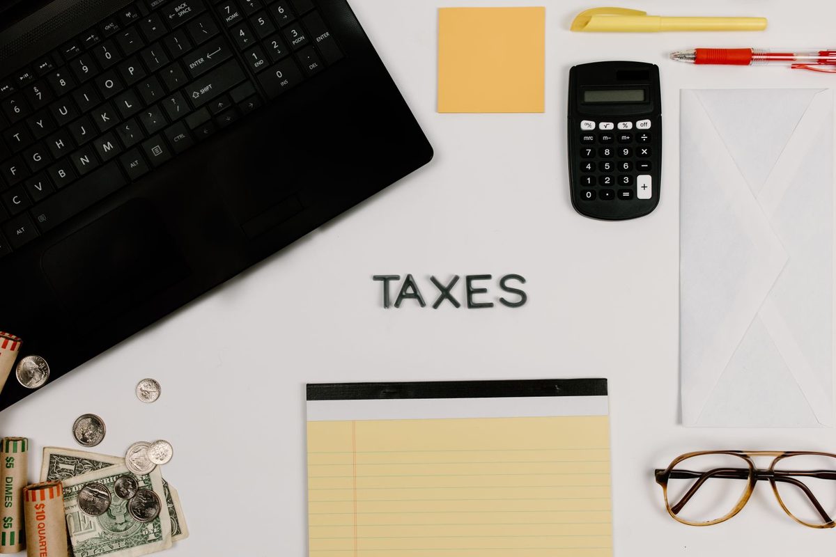 Bureau organisé avec calculatrice, clavier et bloc-notes
