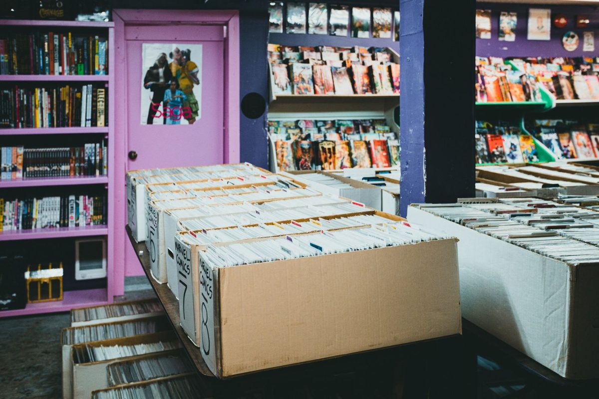 Intérieur d'une boutique de bandes dessinées aux rayonnages remplis