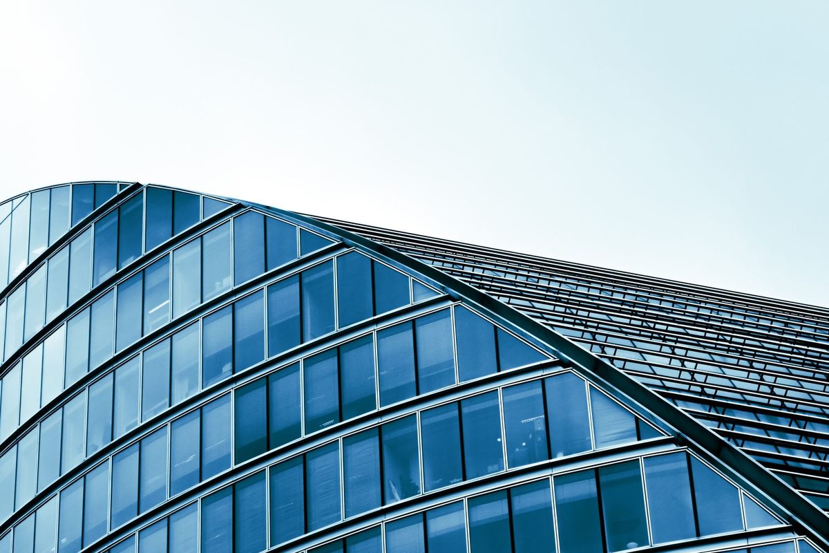 Façade vitrée d'un immeuble de bureaux vue en contre-plongée