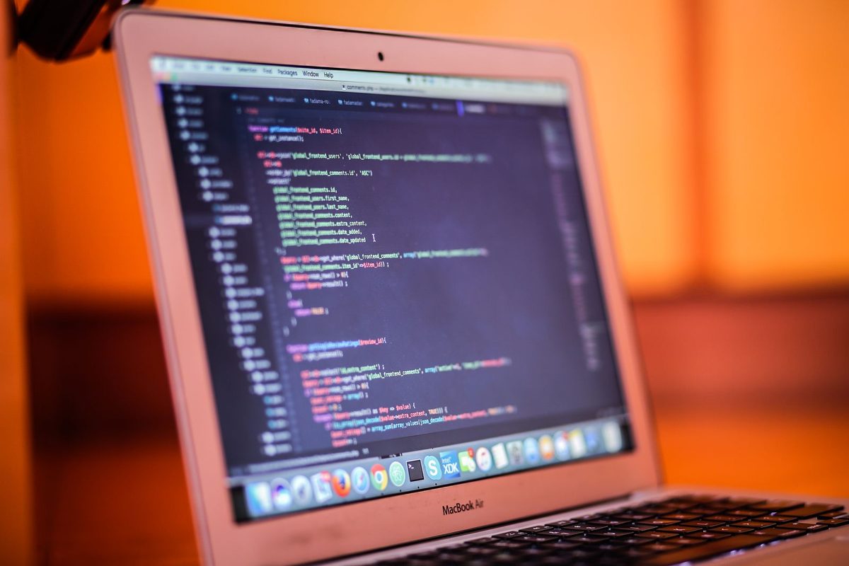 Écran d'ordinateur affichant du code