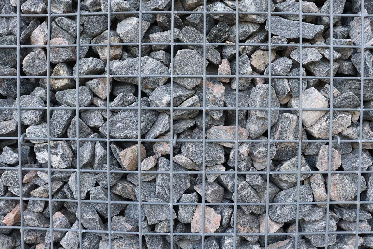 Mur en gabion, pierres maintenues dans une cage métallique