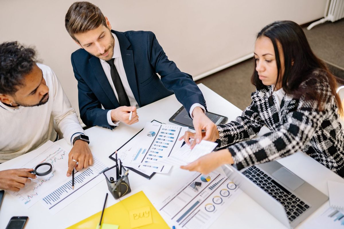 Équipe réunie autour de documents et de graphiques