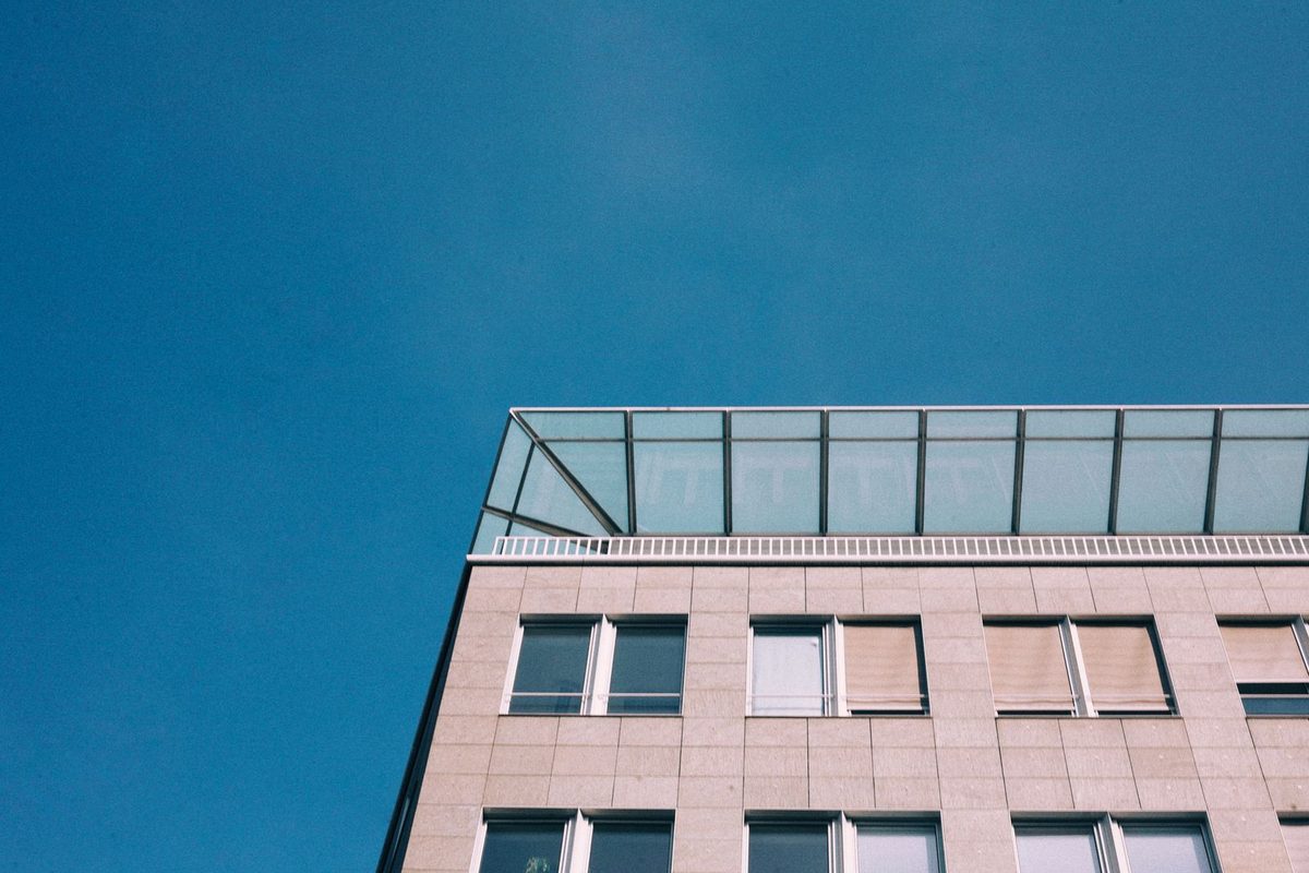 Immeuble de bureaux clair se détachant sur un ciel bleu