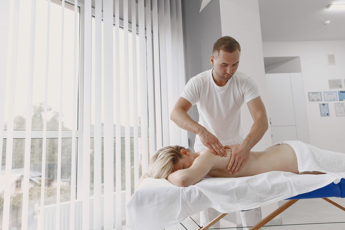 Séance de soins manuels dans un cabinet clair