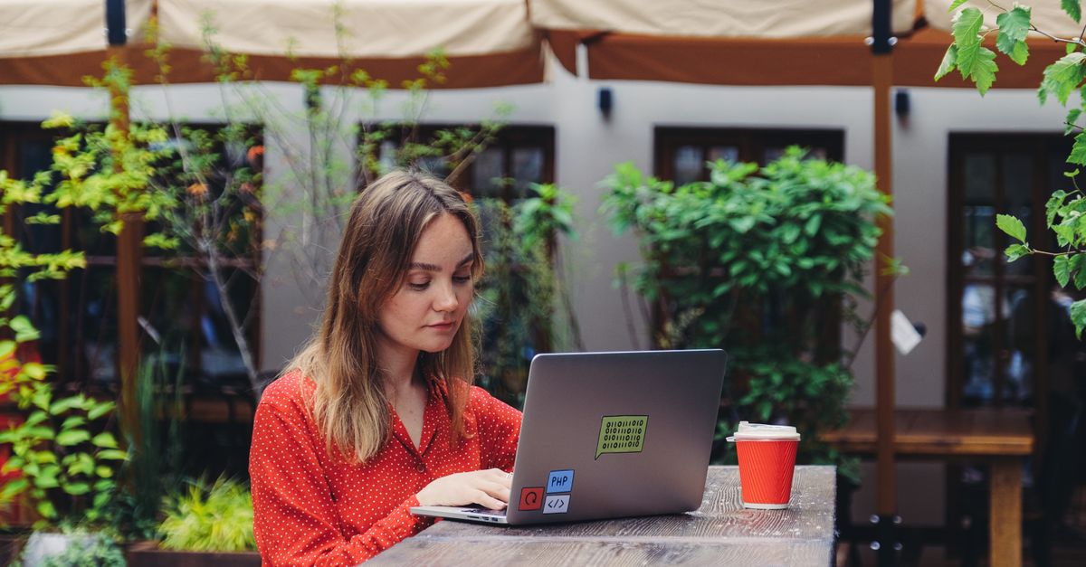Femme travaillant en freelance sur un ordinateur portable