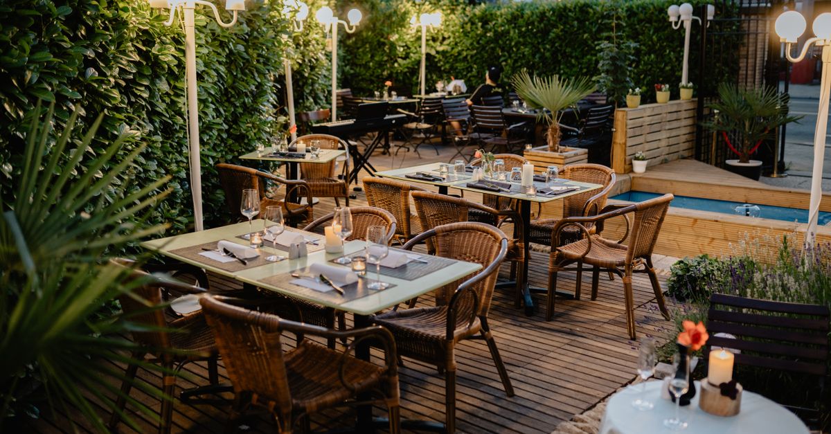 Bougie à la citronnelle sur une terrasse le soir