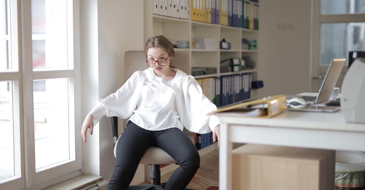 Personne qui étire son dos pour améliorer sa posture au bureau