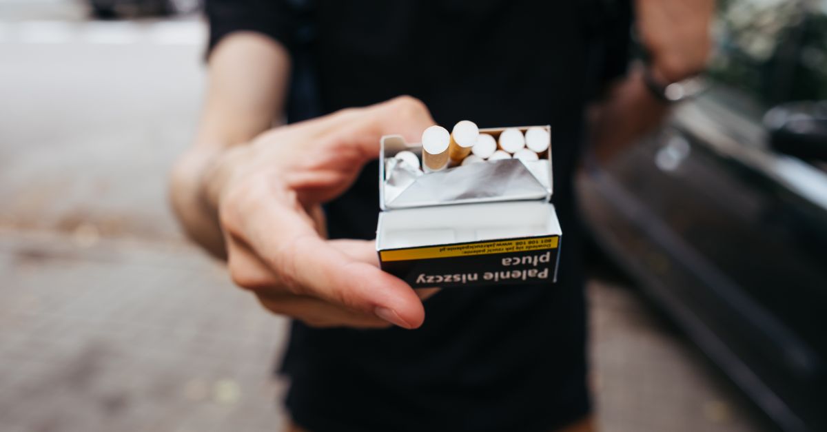 Main refusant une cigarette