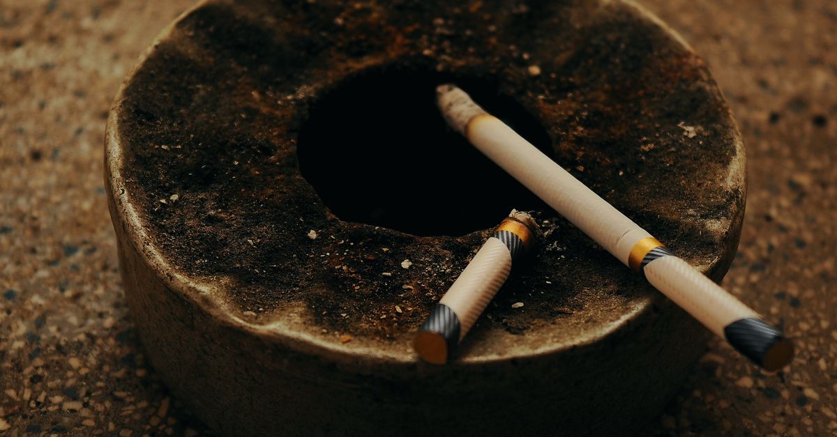 Personne regardant vers l'horizon, symbolisant la liberté après l'arrêt du tabac
