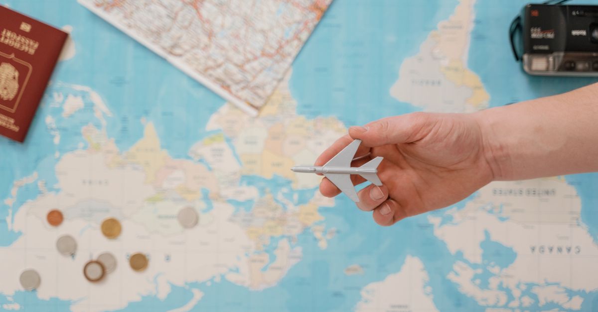 Voyageur consultant son téléphone dans un aéroport avec ses bagages