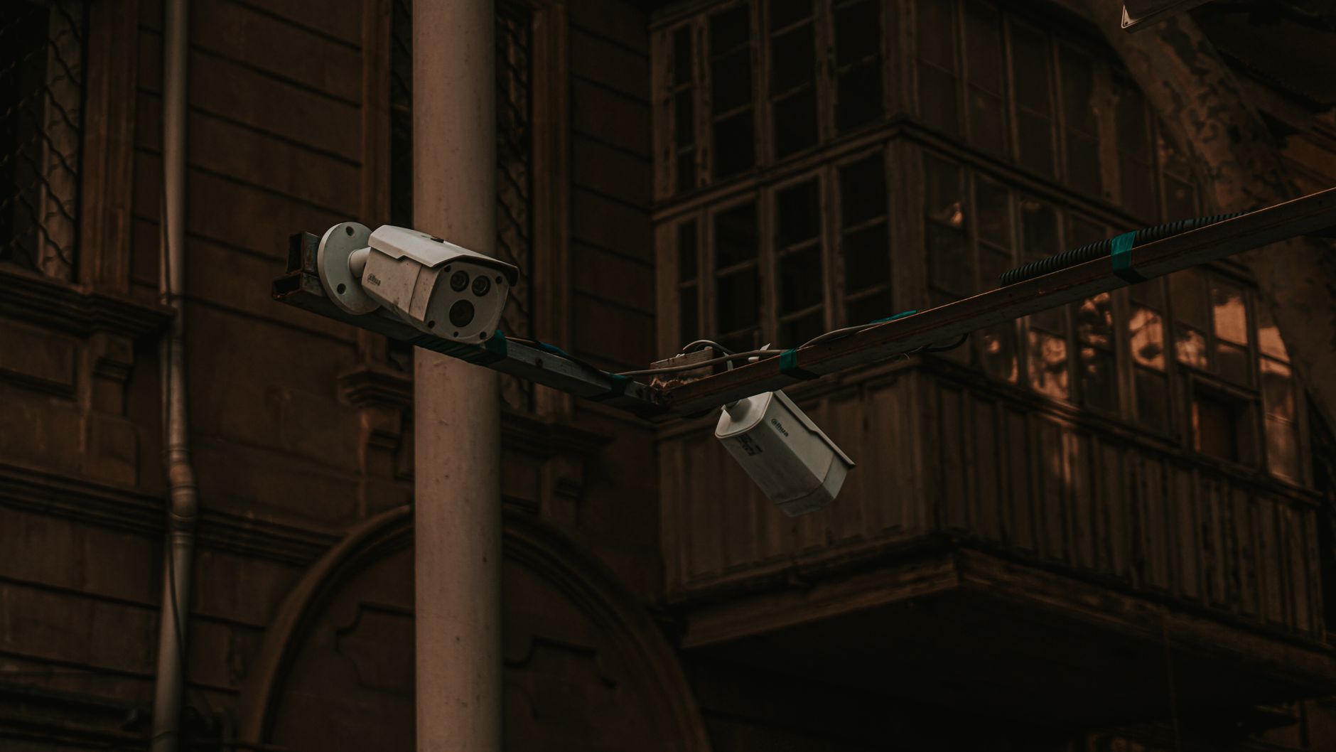 Caméras de surveillance en extérieur dans une rue faiblement éclairée
