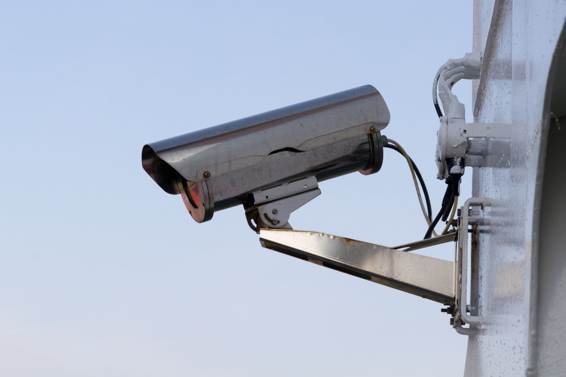 Caméra de surveillance extérieure fixée en hauteur sur un support