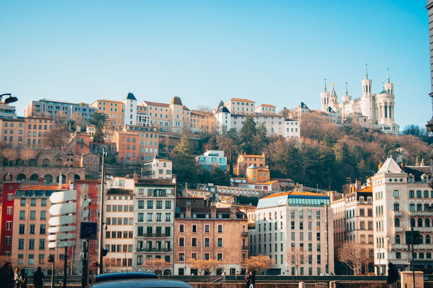 Colline de Fourvière et façades des quais de Saône à Lyon