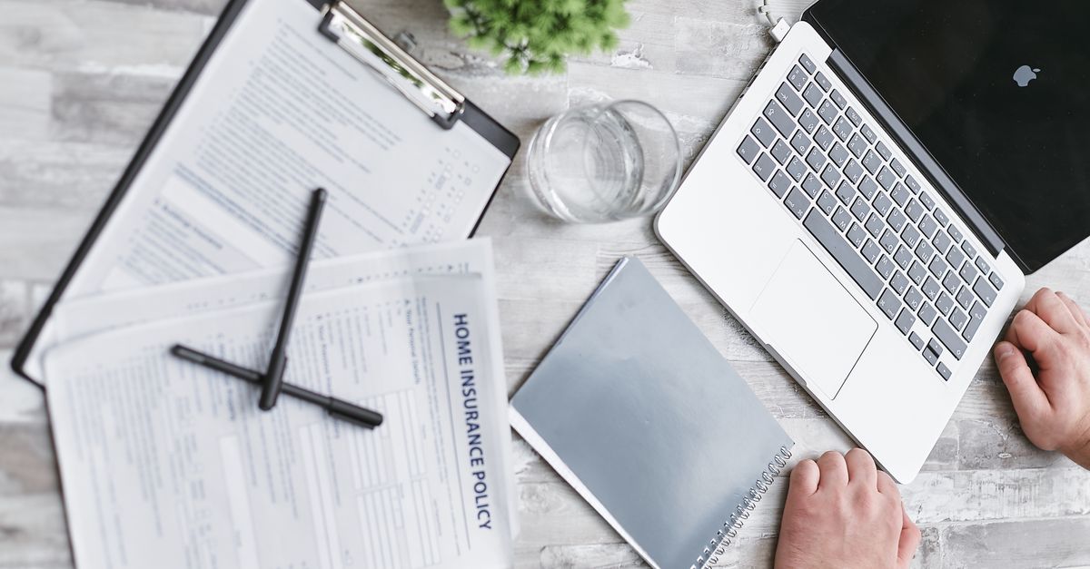 Documents d'assurance posés sur un bureau