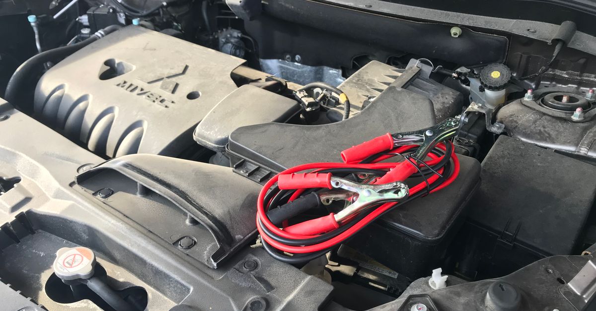 Pinces de câbles sur une batterie de voiture