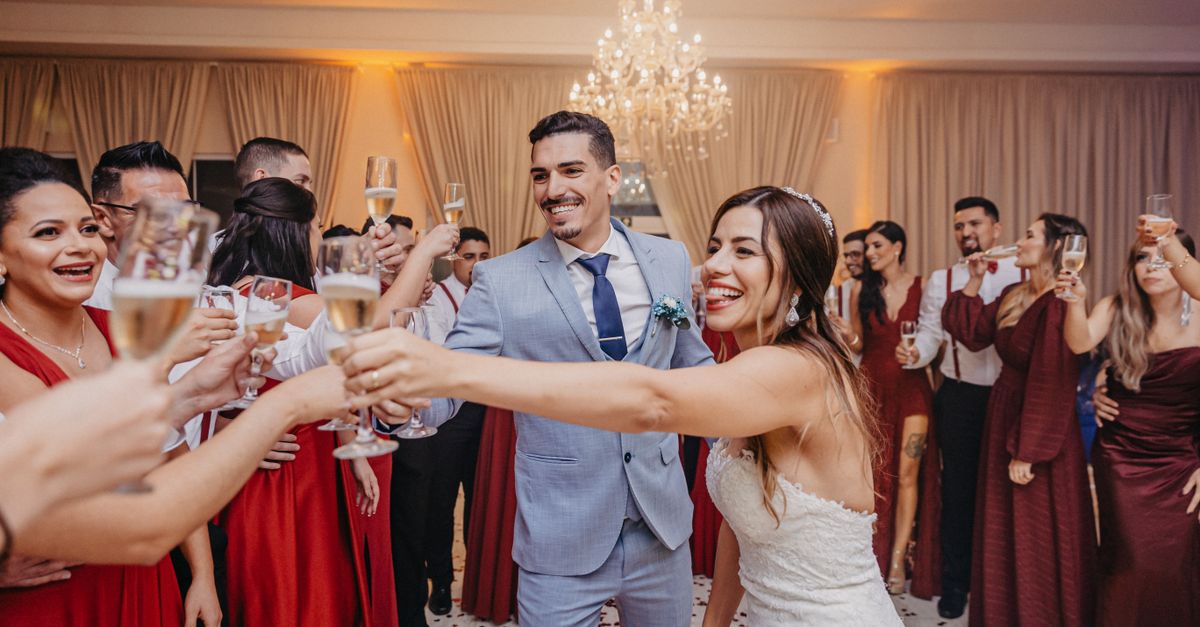 Amis célébrant un mariage