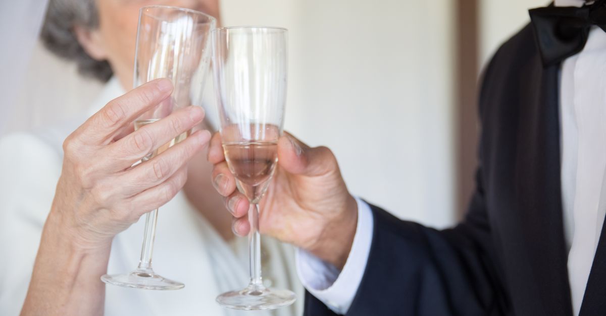 Témoin de mariage levant son verre lors du toast