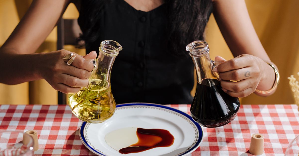 Bol de salade avec vinaigrette maison et herbes fraîches