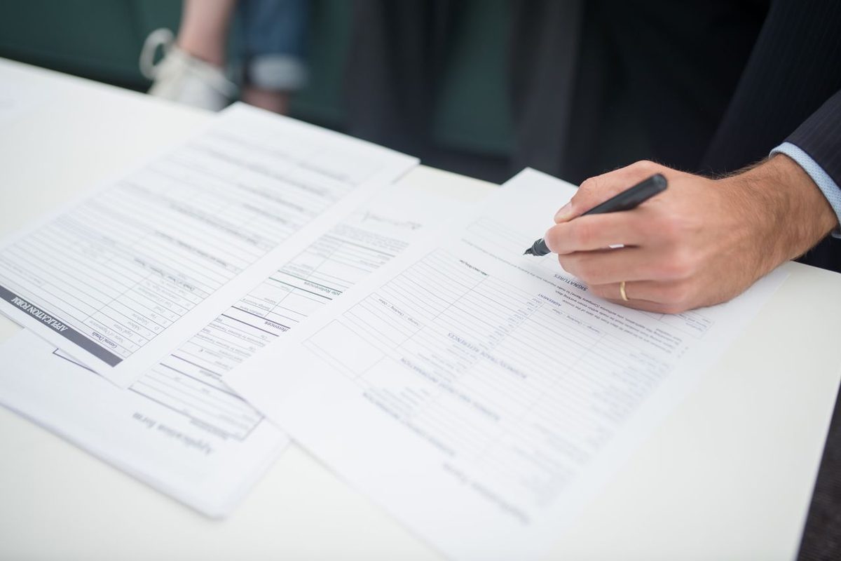 Formulaires administratifs et stylo posés sur un bureau