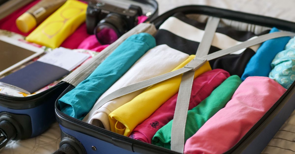 Valise ouverte avec affaires de voyage