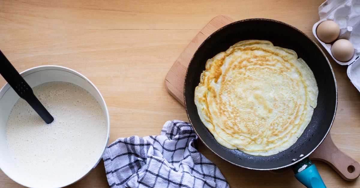 Cuisson d'une crêpe dans une poêle