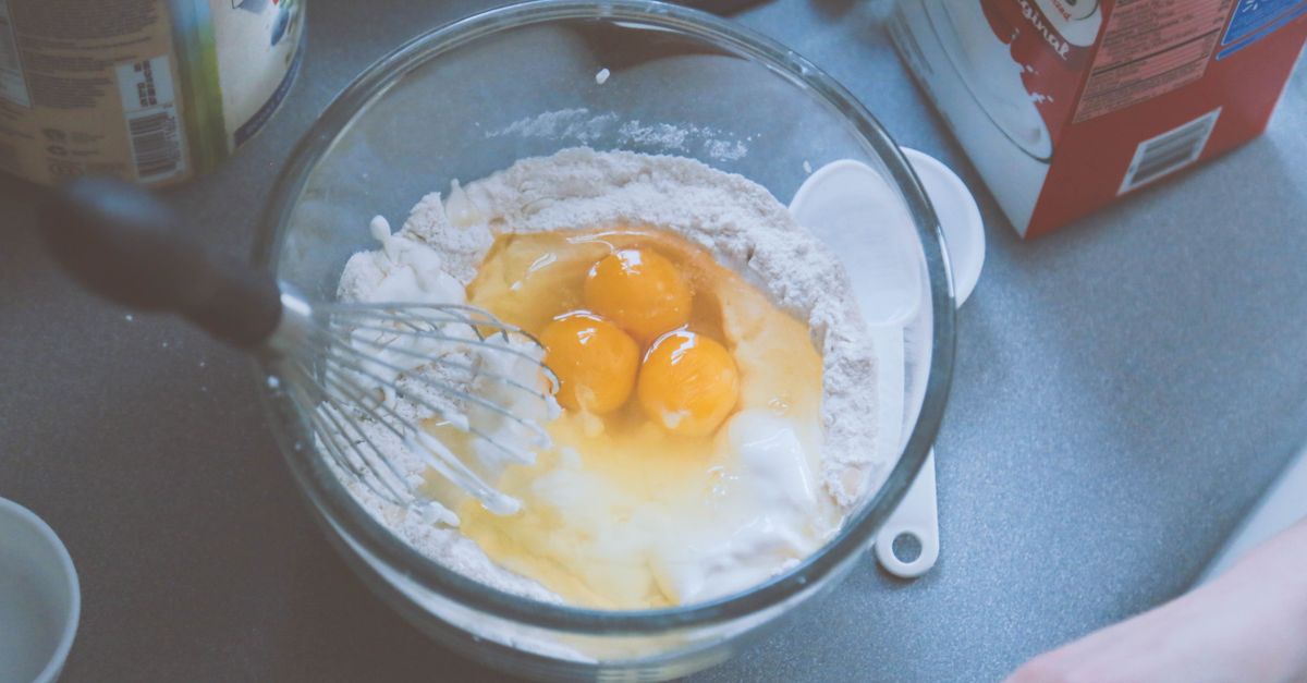 Pile de crêpes dorées sur une assiette avec du beurre