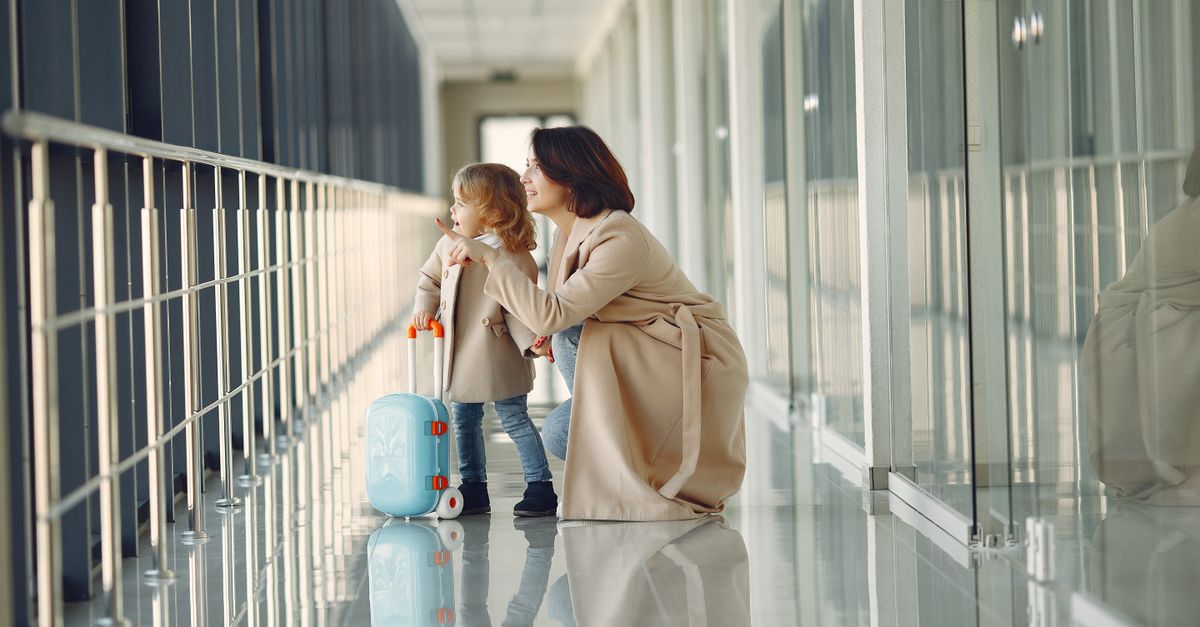 Parent avec un bébé dans un aéroport