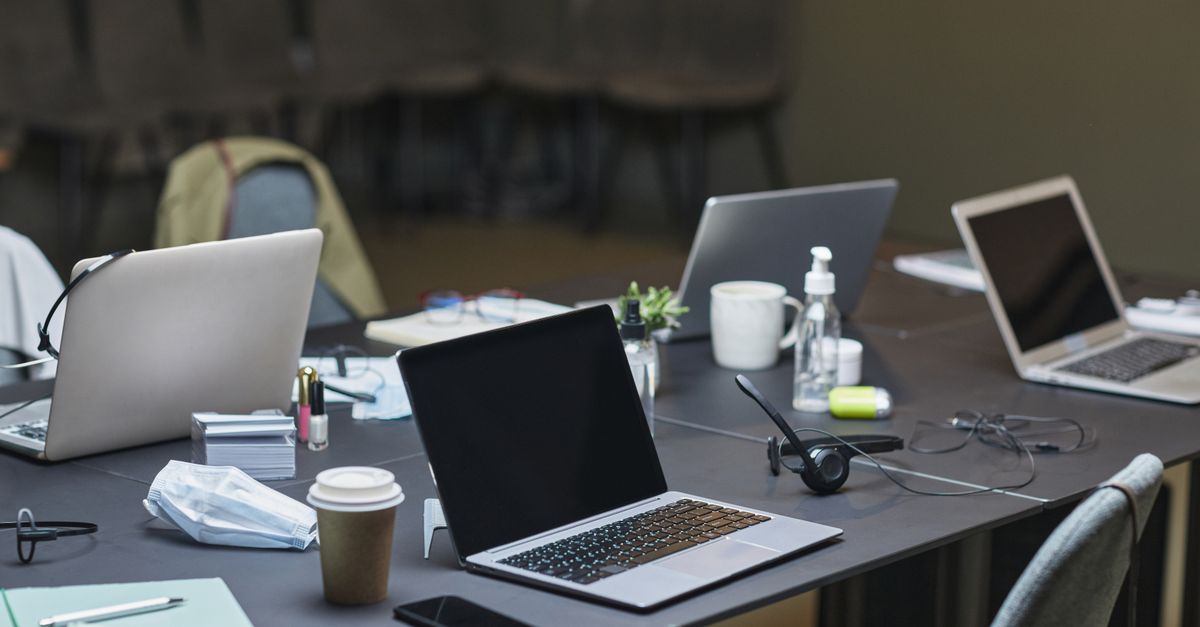 Ordinateur portable sur un bureau