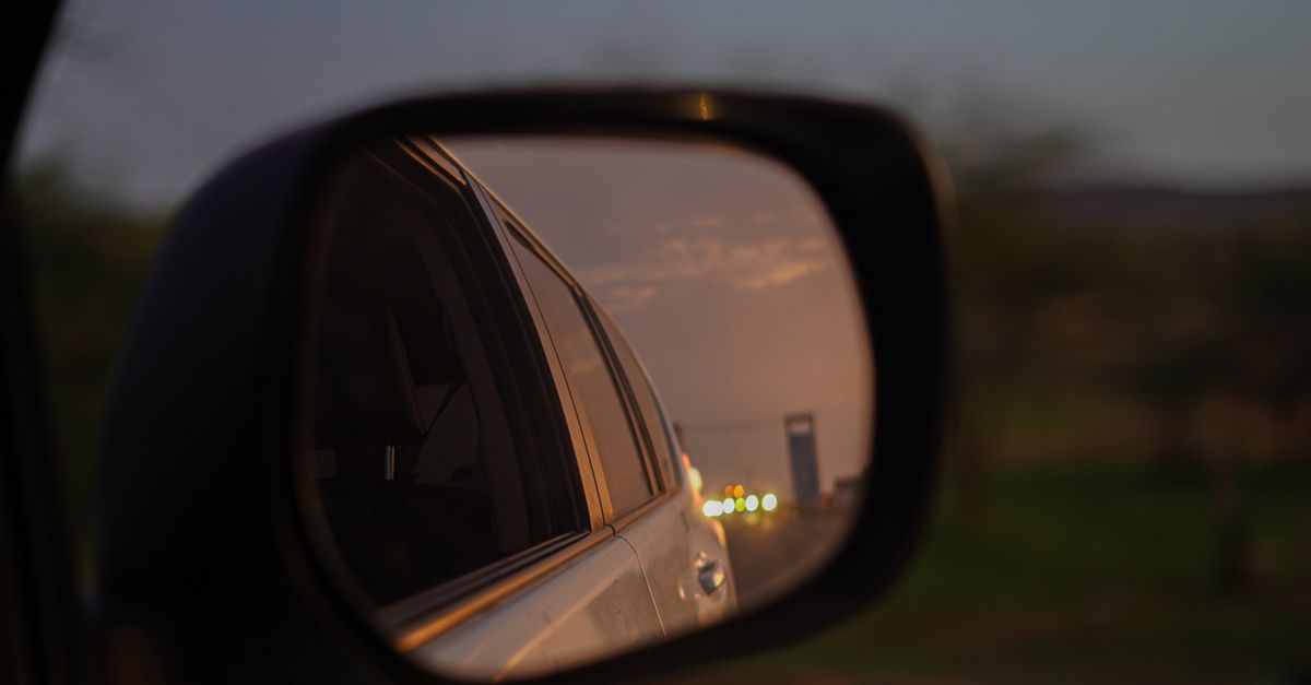 Vue depuis l'habitacle d'un rétroviseur extérieur correctement réglé sur autoroute