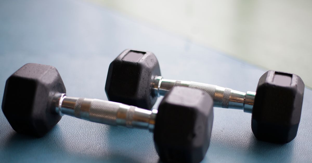 Homme faisant des pompes sur un tapis dans son salon
