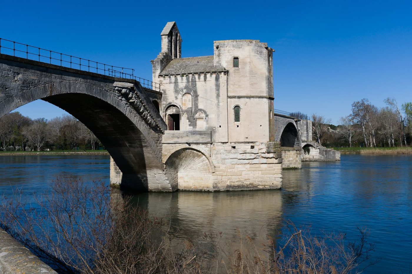 Pont Saint-Bénézet et sa chapelle sur le Rhône à Avignon