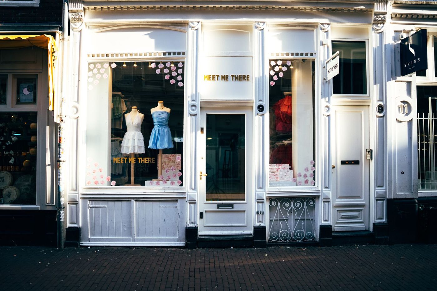Devanture d'une boutique de vêtements dans une rue commerçante
