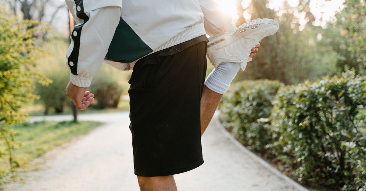 Sportif qui s'étire au sol après une séance d'entraînement