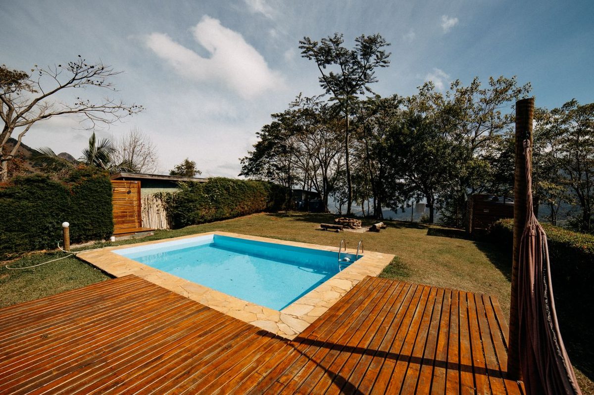 Piscine bordée d'une terrasse en lames de bois