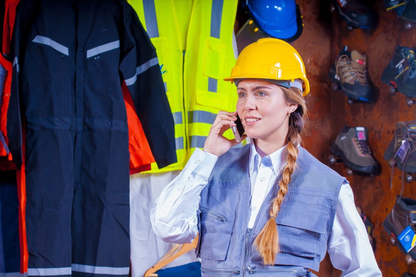 Artisane en tenue de chantier au téléphone dans un magasin de matériel
