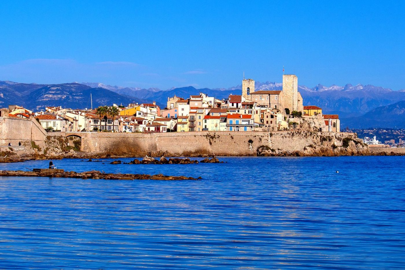 Vieille ville d'Antibes et ses remparts vus depuis la mer